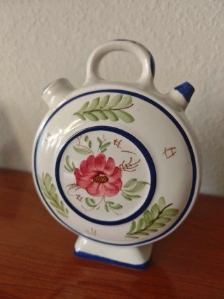 Botijo de cerámica pintado a mano.