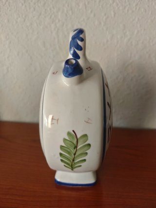 Botijo de cerámica pintado a mano.
