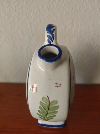 Botijo de cerámica pintado a mano.