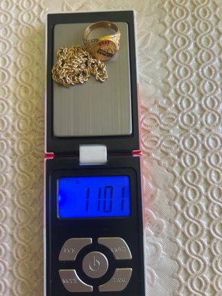Un anillo de oro de 18k y un cordon de oro de 18k