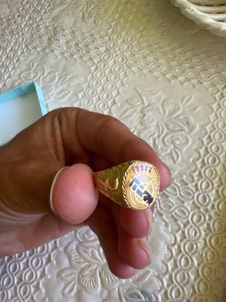 Un anillo de oro de 18k y un cordon de oro de 18k