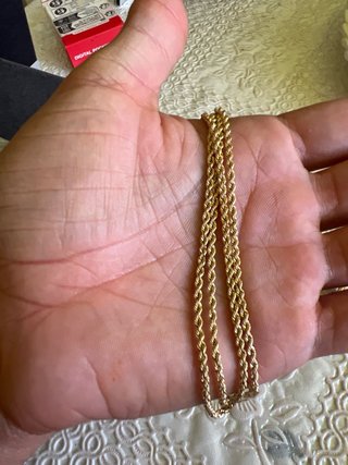 Un anillo de oro de 18k y un cordon de oro de 18k