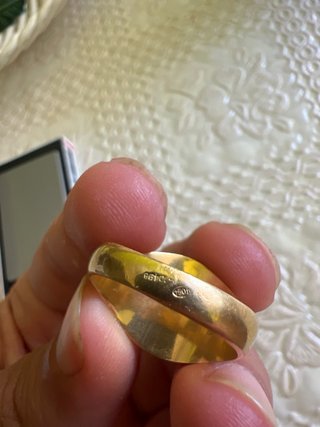Un anillo de oro de 18k y un cordon de oro de 18k