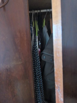 Armario de madera con espejo