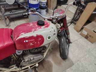 Moto Ossa Enduro Roja y Blanca