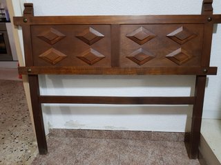 Cabecero de madera con rombos