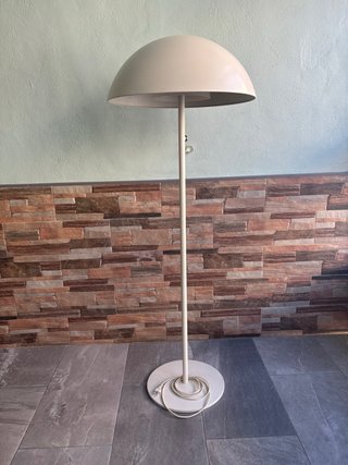 Lámpara de pie beige metal