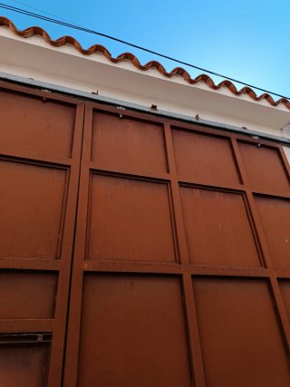 Puertas metálicas marron-rojizo