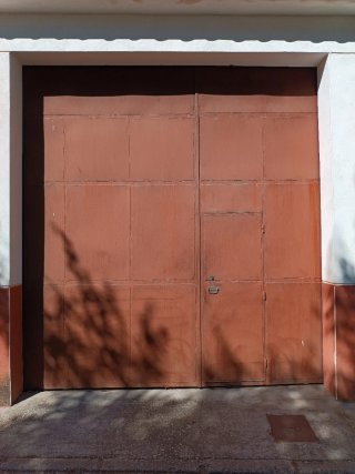 Puertas metálicas marron-rojizo