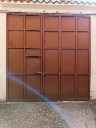 Puertas metálicas marron-rojizo