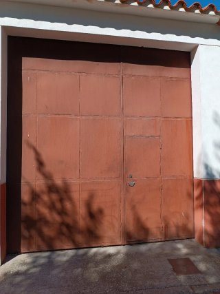 Puertas metálicas marron-rojizo