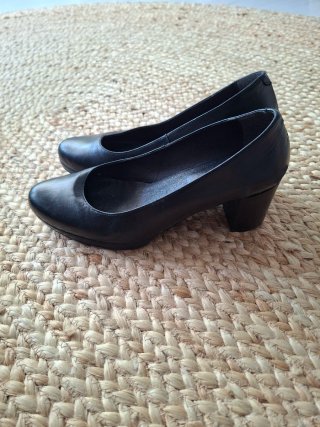 Zapatos de tacón confort negros marca Angrymount.