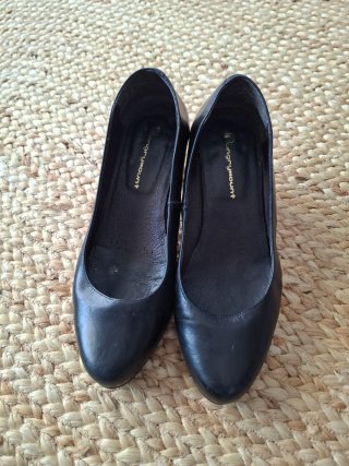 Zapatos de tacón confort negros marca Angrymount.