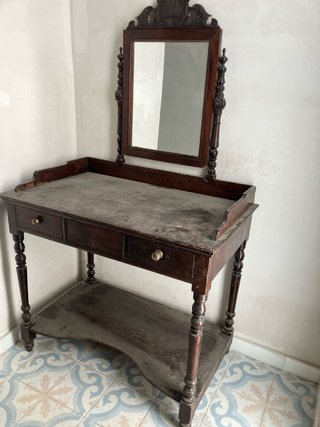 Tocador antiguo de madera con espejo