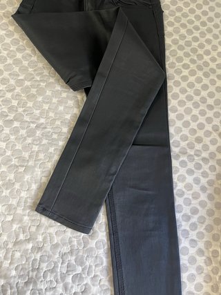 Pantalones efecto piel Mango tiro bajo