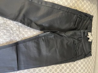 Pantalones efecto piel Mango tiro bajo