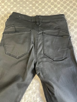 Pantalones efecto piel Mango tiro bajo