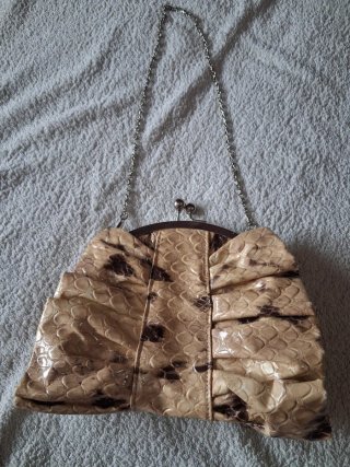 Bolso de mano con cadena efecto piel serpiente