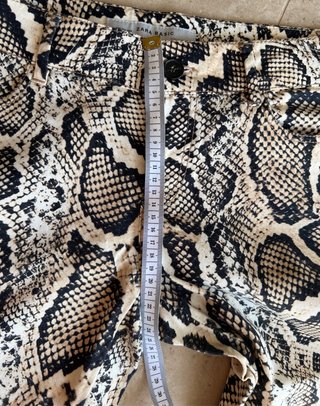Pantalones pitillo estampado serpiente