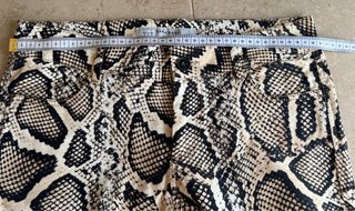 Pantalones pitillo estampado serpiente