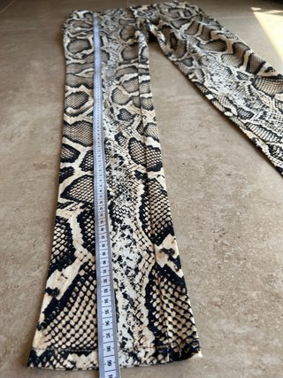Pantalones pitillo estampado serpiente