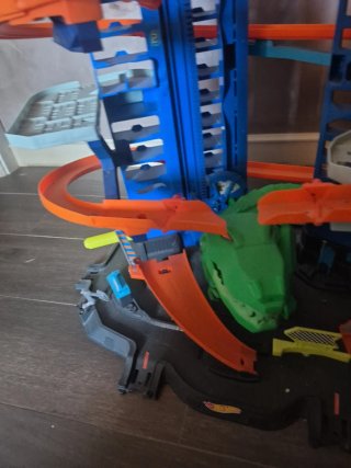 Parking Hot Wheels Ultimate Garage