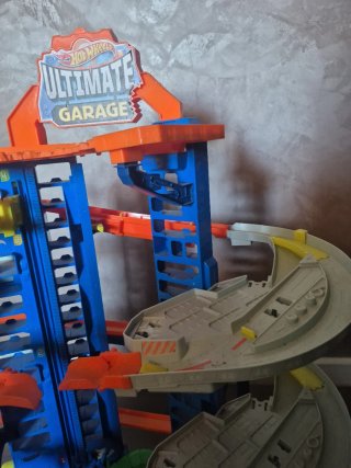 Parking Hot Wheels Ultimate Garage