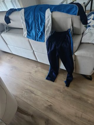 Chándal azul y blanco