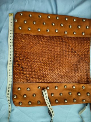 Bolso piel trenzado tachuelas