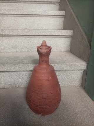 Cántaro de barro con tapón