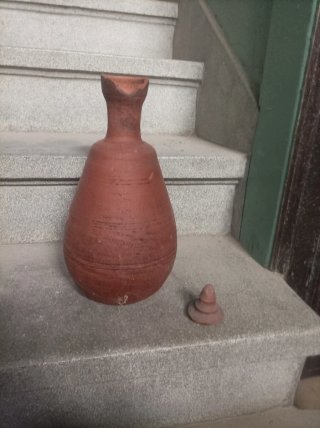 Cántaro de barro con tapón
