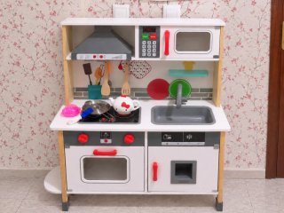 Cocinita de juguete con accesorios (no negociable)