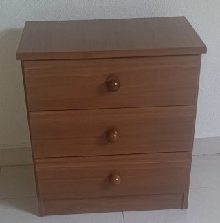 Mesita de noche de madera