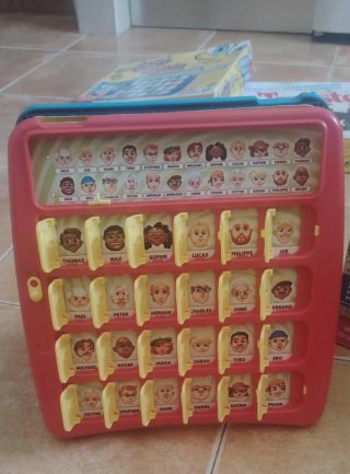 Juego de mesa ¿Quién es Quién? / Quem é Quem?