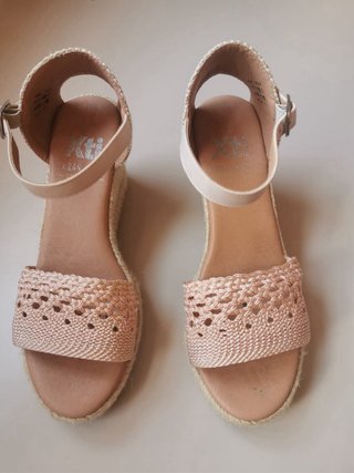 Sandalias de cuña beige con crochet