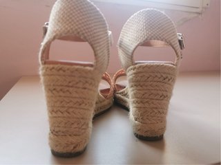 Sandalias de cuña beige con crochet