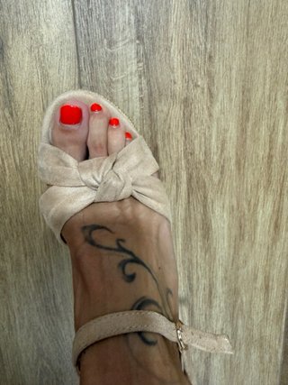 Sandalias de tacón beige con plataforma