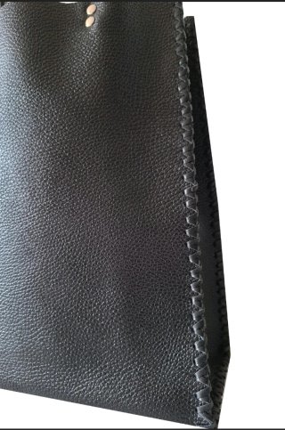 Bolso de cuero de vaca  negro, terminado a mano.