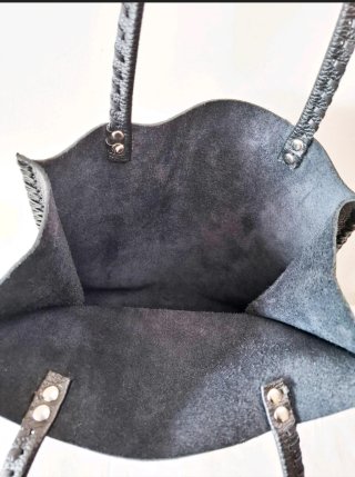 Bolso de cuero de vaca  negro, terminado a mano.