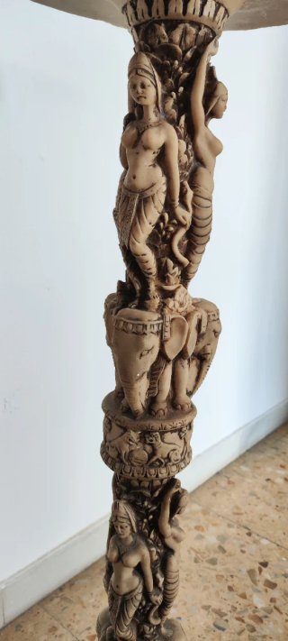 Columna étnica de piedra beige y marrón