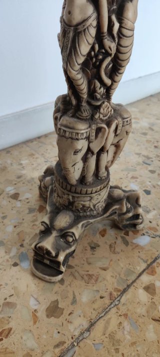 Columna étnica de piedra beige y marrón