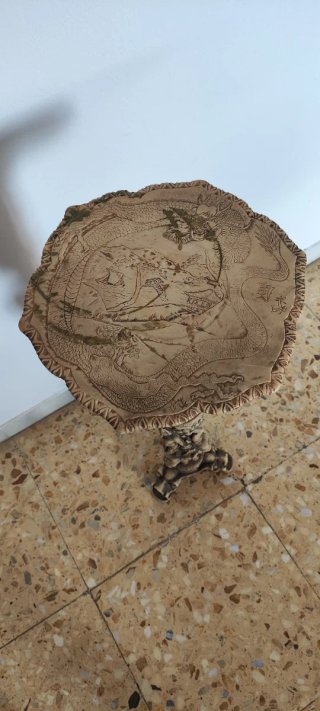 Columna étnica de piedra beige y marrón