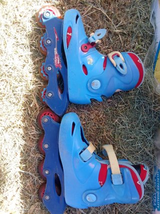 Pattini in linea blu e rossi