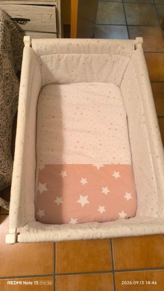 Minicuna con estrellas