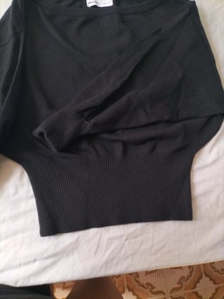 Jersey Bershka manga larga hombros caídos talla xs