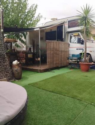 Parcela con autocaravana