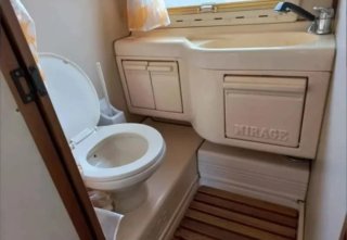 Parcela con autocaravana