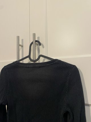 Brandy Melville Top Manga Larga Cuello Pico Negro