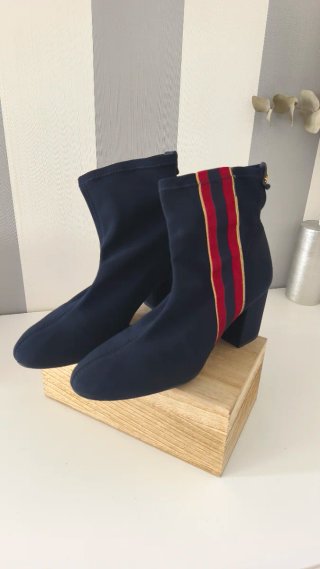 Botines azul con rayas, elastizado.