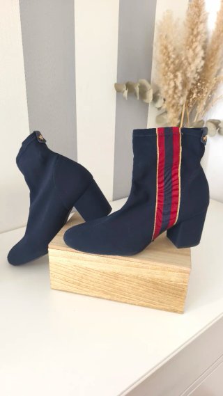 Botines azul con rayas, elastizado.